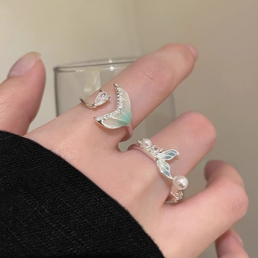 This Korean niche design zircon pearl fishtail opening ring is a fashionable, simple, elegant and versatile ring for women full figure
