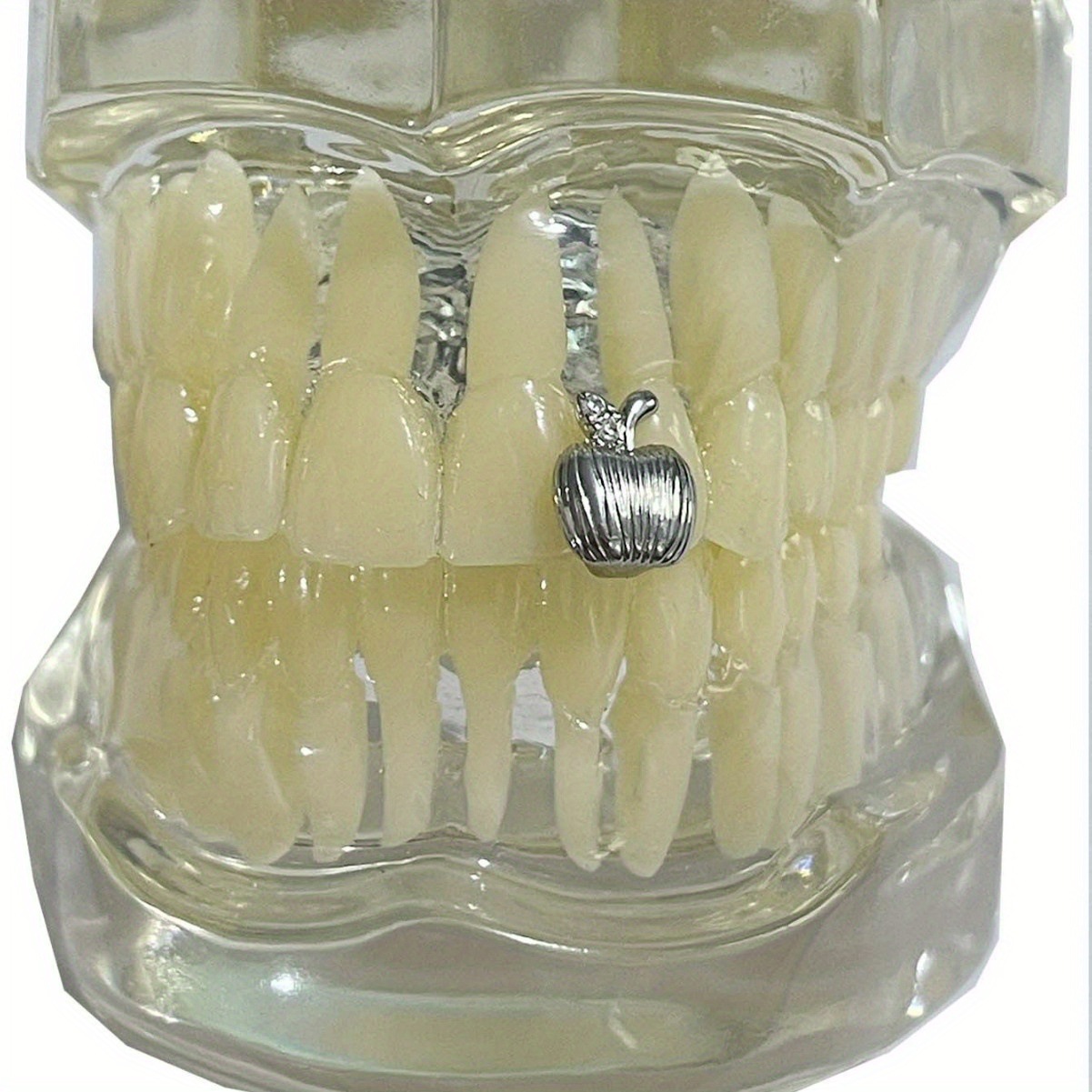 The new heart-shaped zircon apple braces from Europe and America are cool and stylish for daily outings. They feature a brushed finish and are versatile hip-hop cross-border accessories Application Scenario