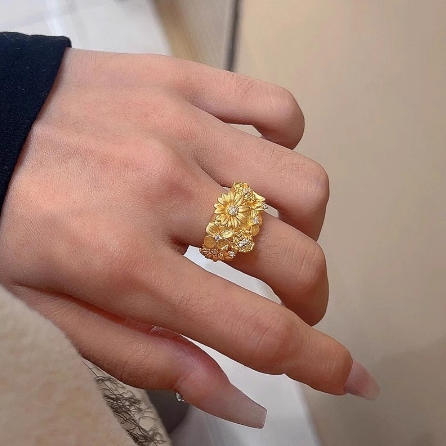 A golden brushed zircon floral ring for women, a light luxury and versatile index finger ring with a unique design Specification drawing