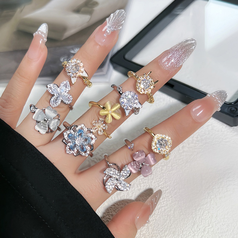 A light luxury and high-end texture flower four-leaf clover rotatable ring with a cold and elegant feminine style, a niche and refined sweet and cool ring Specification drawing