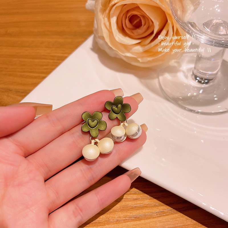 S925 Silver Needle Fresh and Delicate heart-shaped flower Earrings for women, sweet and versatile pearl stud earrings wholesale full figure