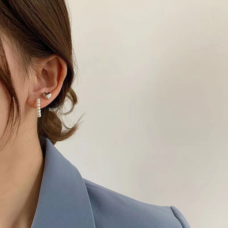 Unique design sense heart-shaped pearl stud earrings, 2025 new trendy earrings, high-end and elegant, niche and individual earrings Application Scenario