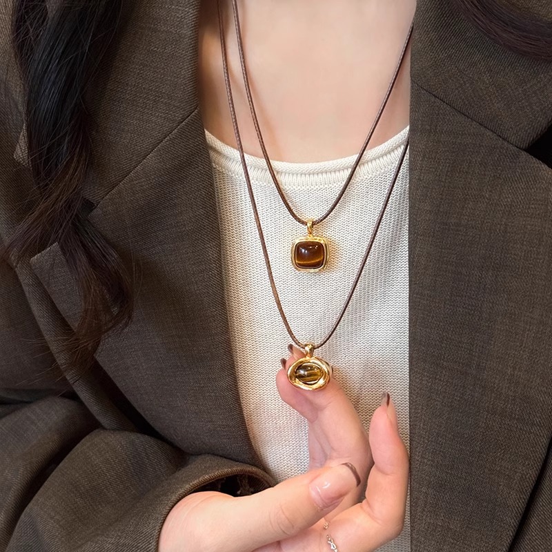 Brown leather rope tiger's eye necklace, women's light luxury sweater chain, retro Maillard design style pull-out necklace Application Scenario