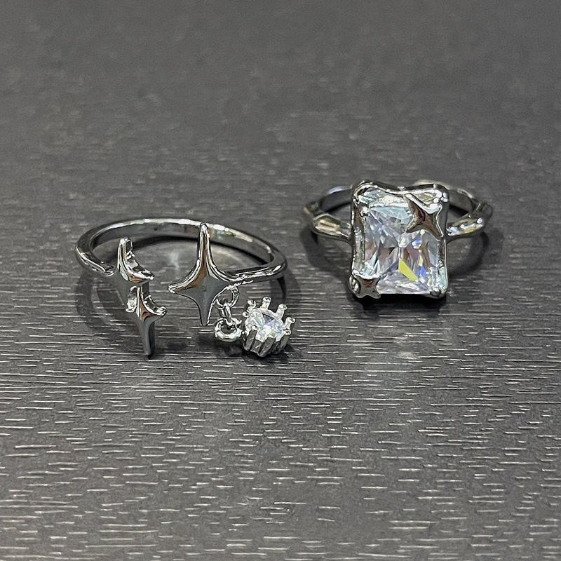 This is a niche design of a square sugar zircon star-tipped open ring with a cold tassel style. It is a versatile ring that exudes a sense of luxury and sophistication when worn in layers Application Scenario
