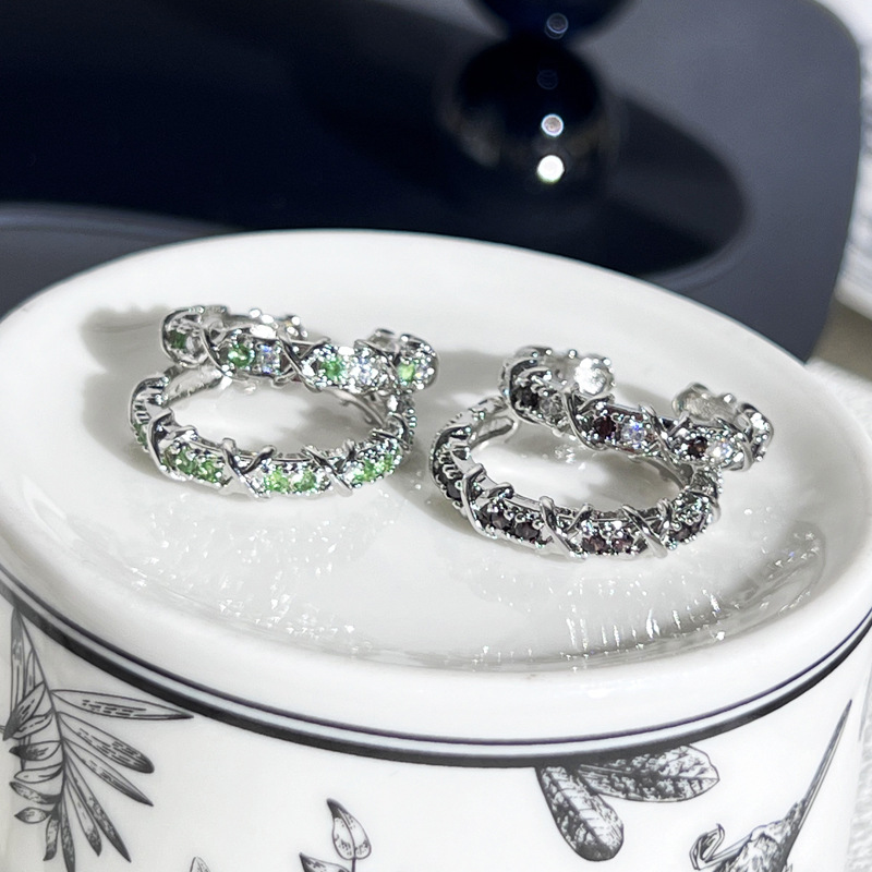 A light luxury and high-end brown zircon cross-shaped personality ring, a fresh green diamond for women, a cool and elegant style, versatile ring trend Application Scenario
