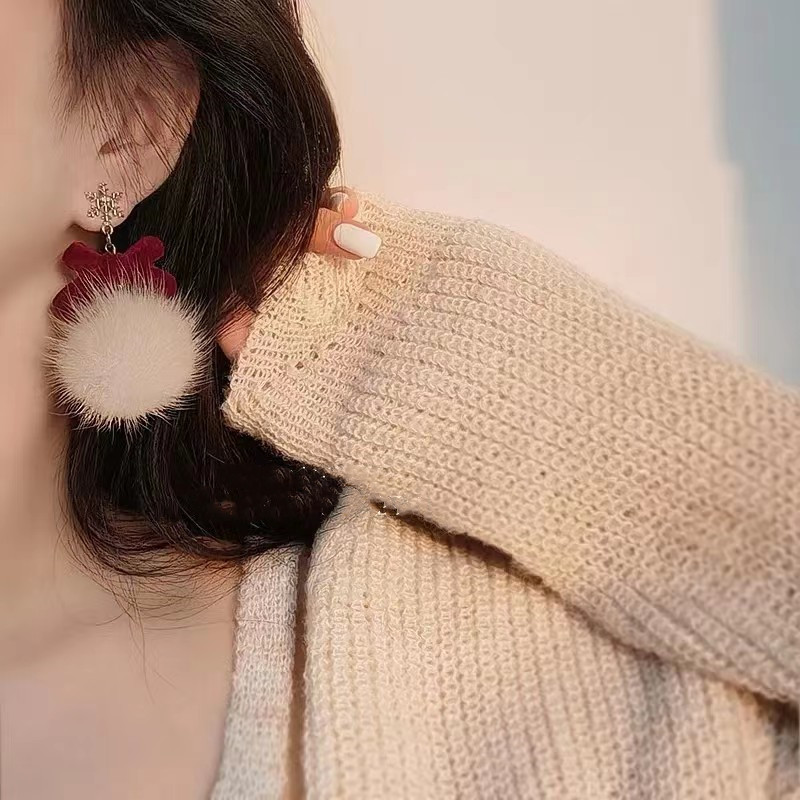 2025 New Spring Festival earrings, snowflake furball earrings, women's autumn and winter plush earrings, red bow earrings and stud earrings Application Scenario