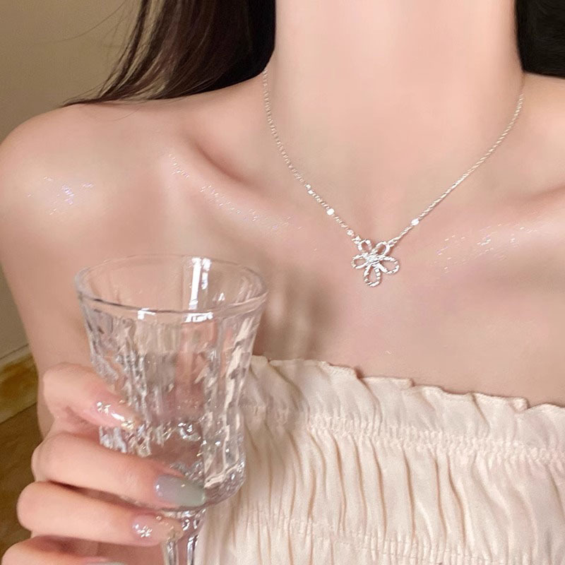 This Korean-style simple floral necklace features a niche design for women, exquisite ins style, fashion, individuality, versatility and a high-end feel full figure