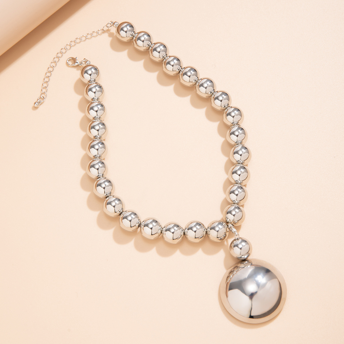 A popular accessory in Europe and America, an exaggerated geometric cyberpunk style bead necklace, a simple beaded necklace for choker girls Application Scenario