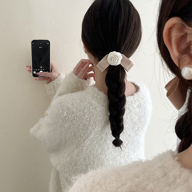 Pink rose bow hair clips exude a sense of feminine sophistication and elegance. Small chanel-style hair bands, hair strings, bangs clips, side clips, and hair accessories Specification drawing