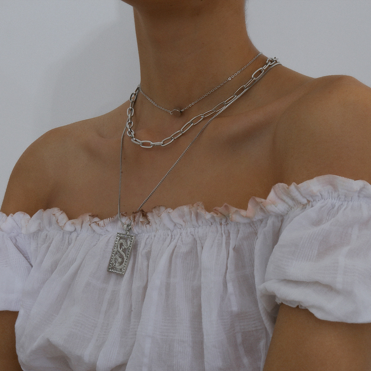 European and American cross-border jewelry, personalized round bead cross-chain pendant necklace, female punk hollowed-out dragon-shaped water diamond necklace Specification drawing