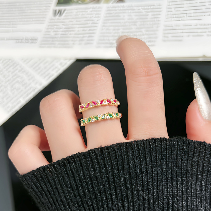 The new retro red, green and diamond small and exquisite open ring is popular on Instagram. It has a cool style and is versatile. It's a trendy ring full figure