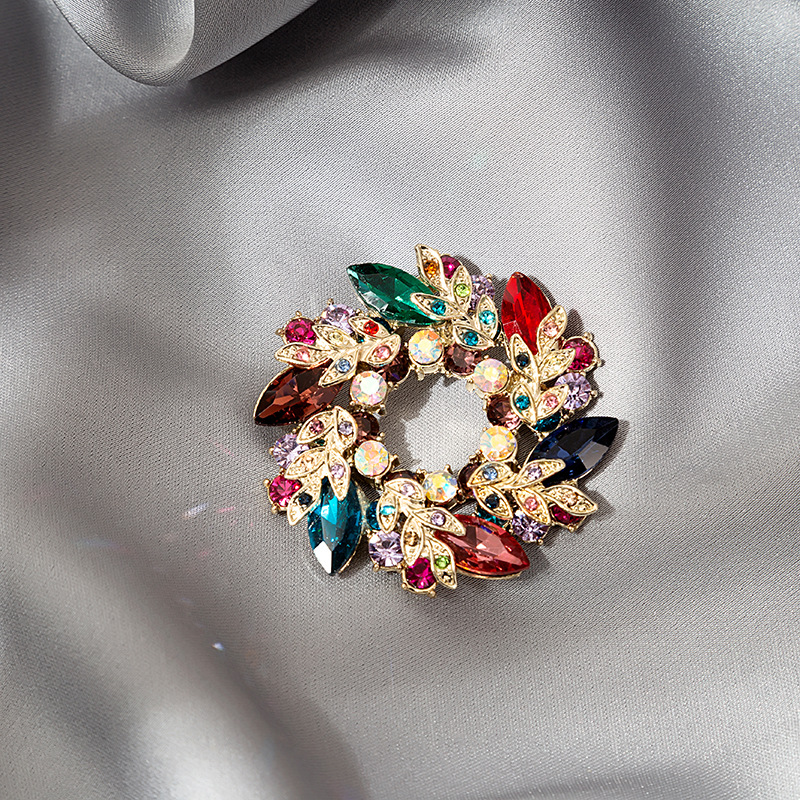 European and American style Bauhinia flower brooch, silk scarf buckle, hollowed-out jewelry, seven-color diamond inlay, geometric retro beauty, luxury women Specification drawing