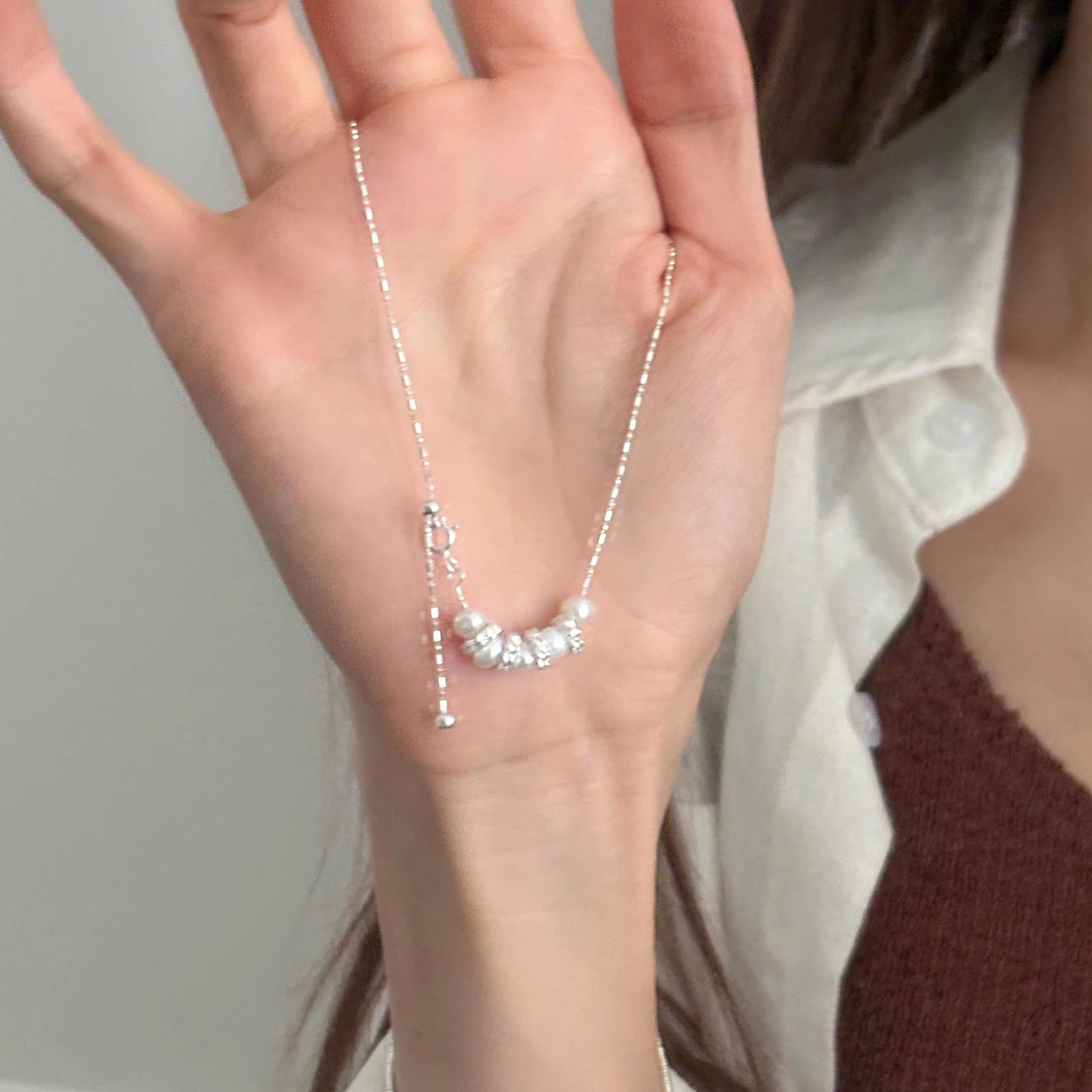 A new French minimalist freshwater pearl necklace with a light luxury and niche style, exuding a sense of sophistication. It is a versatile necklace and collarbone chain details Picture