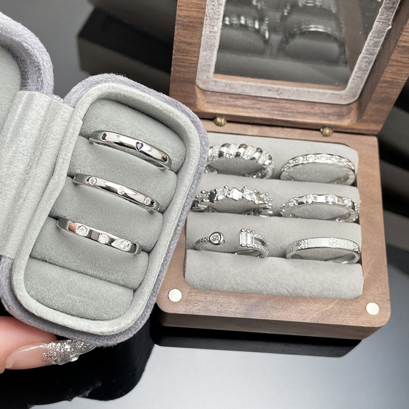 A simple and elegant circular fashion ring with a fine ring and slight inlay, adjustable for women, versatile for commuting, personalized couple rings, and a niche accessory full figure