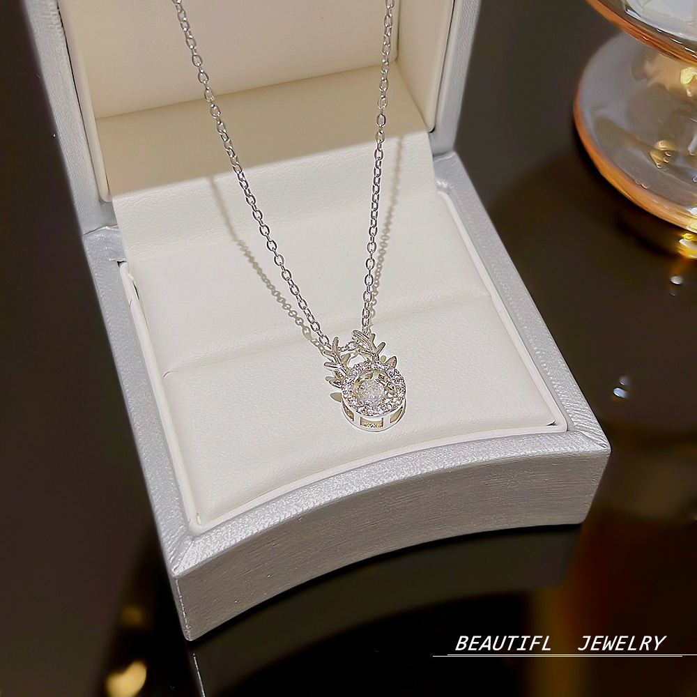 Sweet antler necklace accessory for women, versatile and niche, always by your side pendant, elegant collarbone chain, cute student accessory Application Scenario