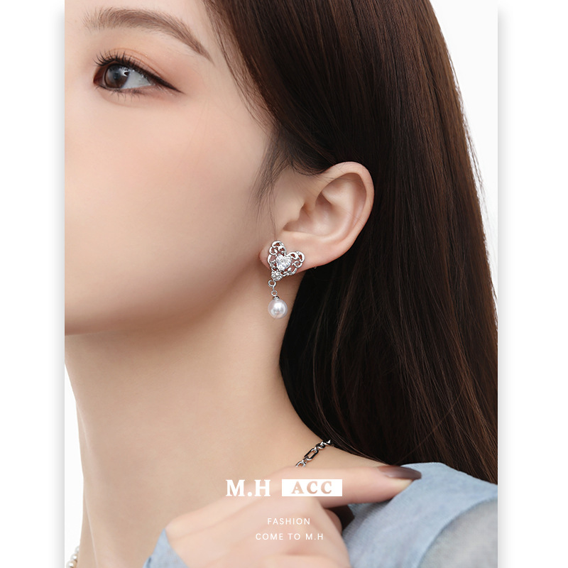 Cold and elegant, hollowed-out heart-shaped 925 earrings with silver needles and a high-end feel, set with zircon stud earrings, fashionable and stylish, for women details Picture
