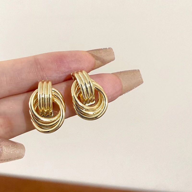 Metallic multi-loop knotted stud earrings for women, trendy European and American style, high-end and versatile, cold style earrings and earrings Application Scenario