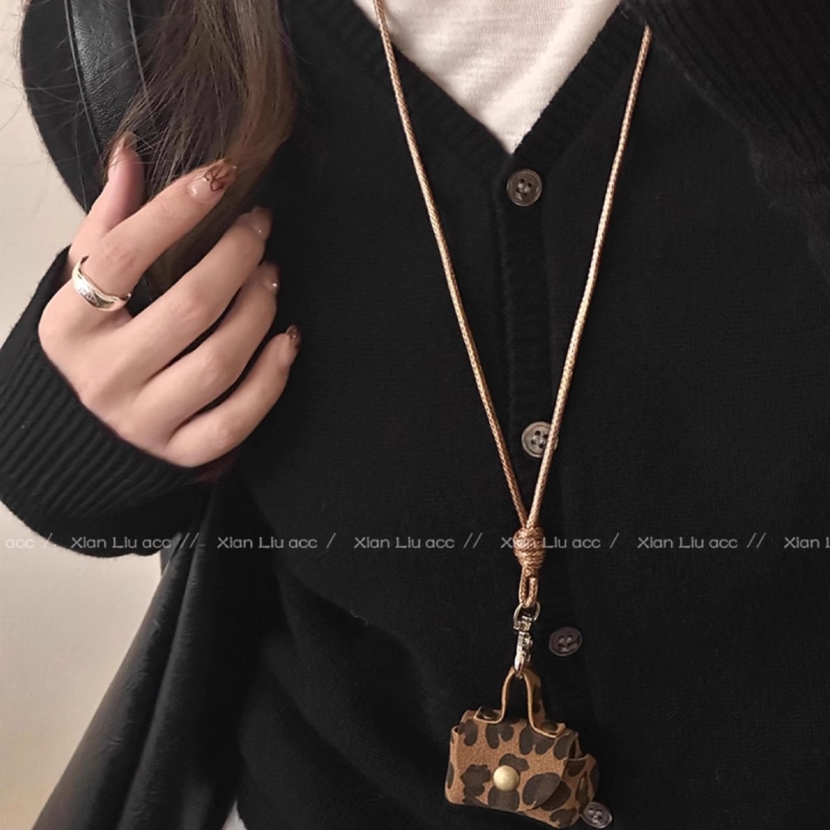 Retro coffee-colored leopard print small bag necklace, women's autumn and winter style long sweater chain headphones, coin purse pendant accessories Specification drawing