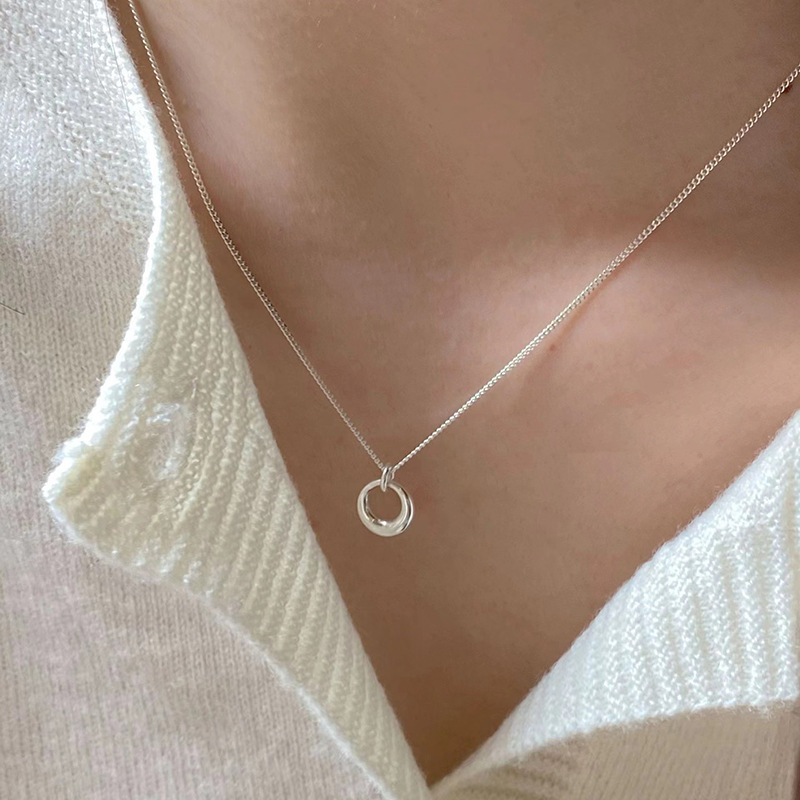 Silver geometric circle necklace, women's Instagram minimalist collarbone chain, light luxury and niche design sense, elegant and trendy in 2023 full figure