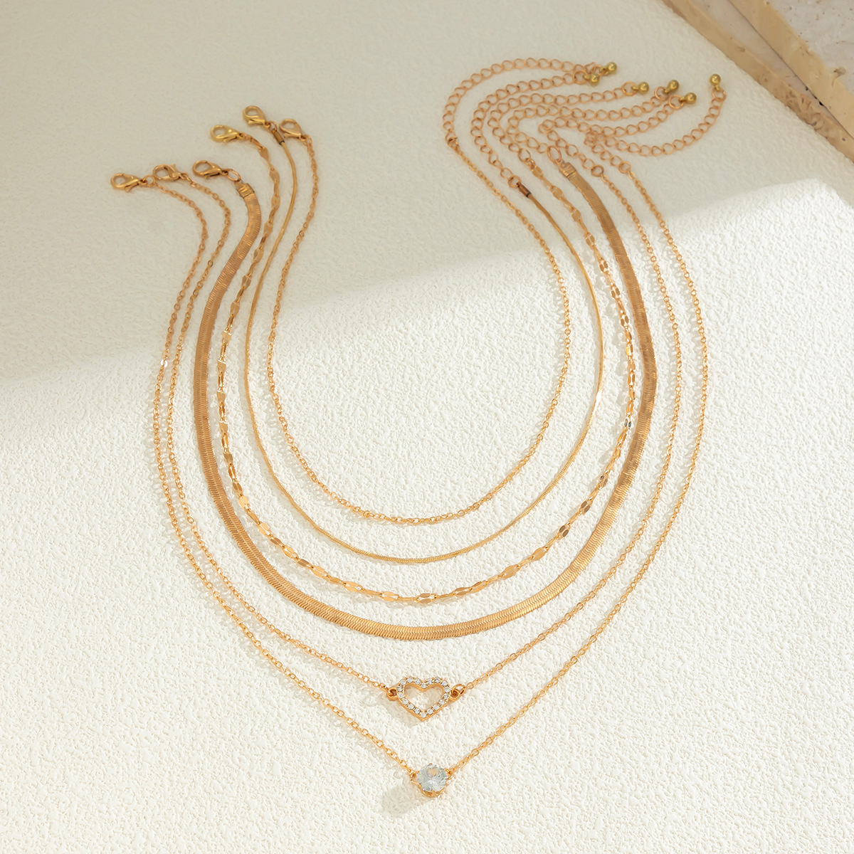 European and American cross-border snake-bone chain contrasting color ins necklace necklace women 's versatile diamond-encrusted multi-layered heart-shaped necklace Application Scenario