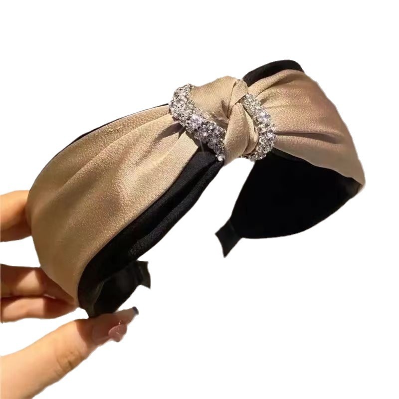 The small chanel-style Korean cross-rhinestone hairband exudes a high-end feminine charm. It features a double-layer fabric satin knot hairpin and a stylish headband Item Picture