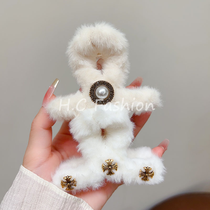 The new mid-sized retro plush claw clip for autumn and winter, a high-end look, is a popular shark clip headpiece on the back of a woman's head Specification drawing