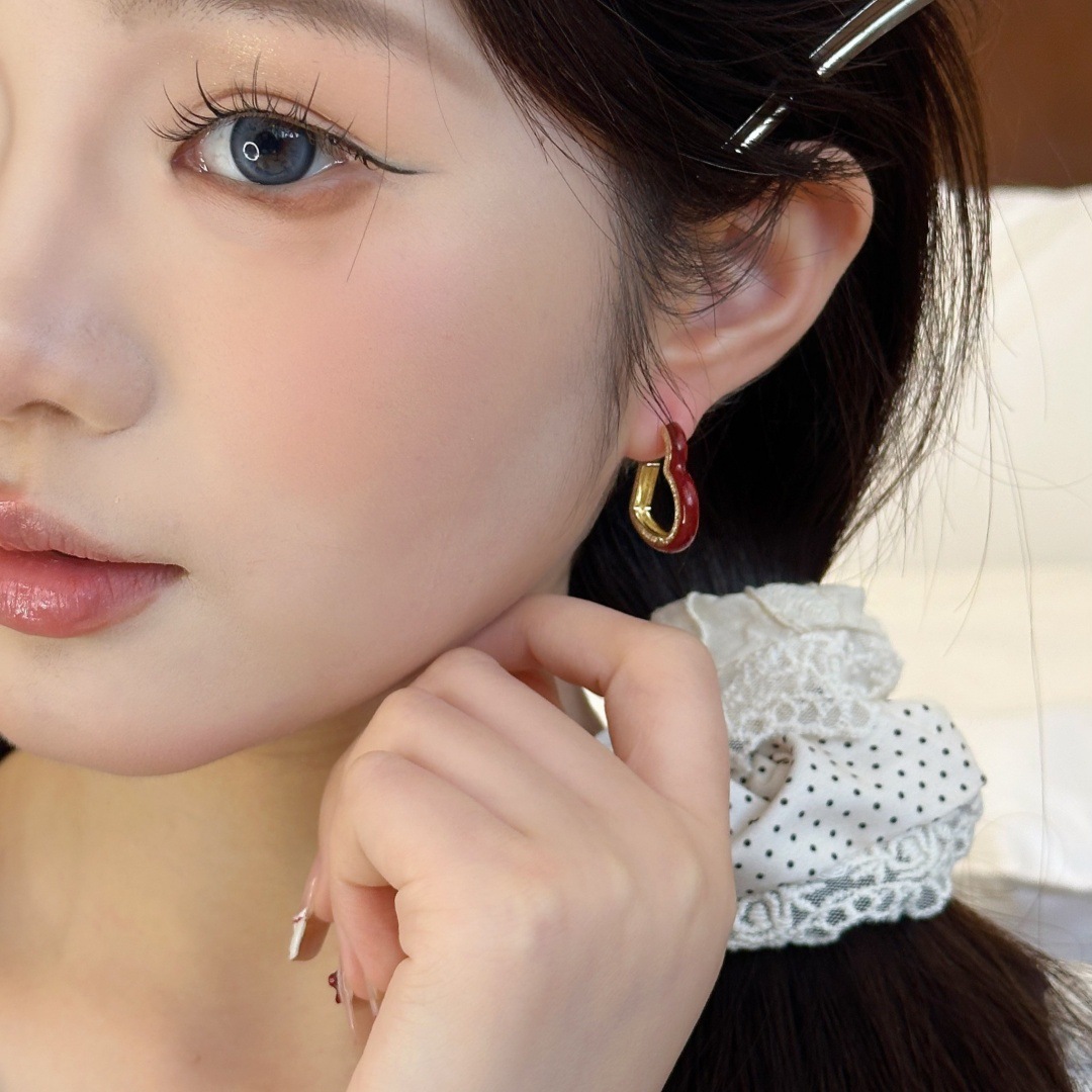 Ankela Red notched heart-shaped earrings, new light luxury French high-end wine red stud earrings, delicate and fresh earrings for women details Picture
