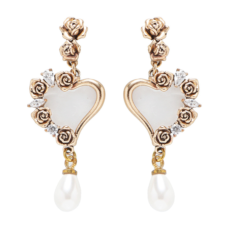 Niche design sense golden rose heart-shaped earrings, light luxury and high-end feel, autumn and winter earrings, fashionable and elegant earrings for women Item Picture