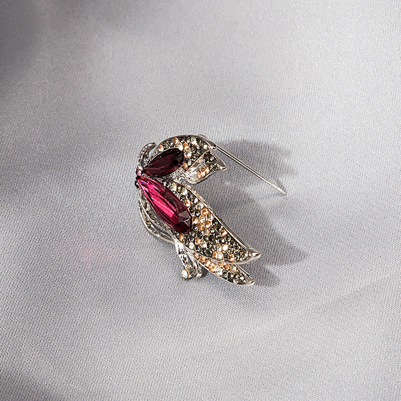 Factory direct sales of Korean-style crystal versatile brooches, European and American big brands, simple and elegant, retro girl's corsage accessories Application Scenario