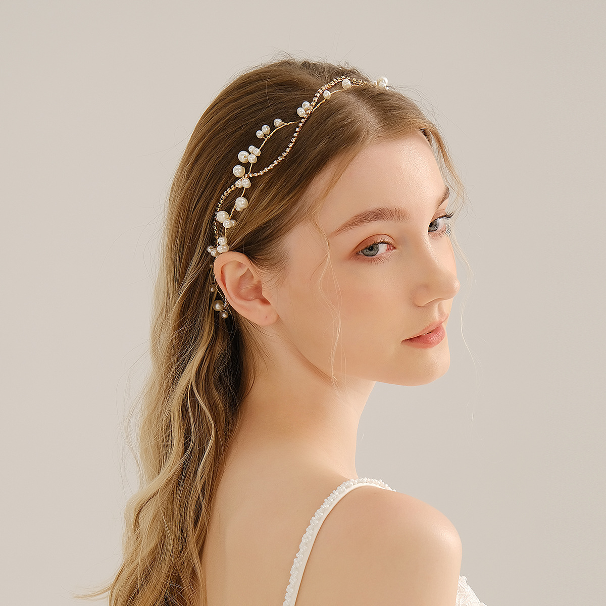 The new Korean version of the bride's hair accessory, wedding dress, dress, makeup, updo, double-layer pearl hair band, creative design and ribbon headwear full figure