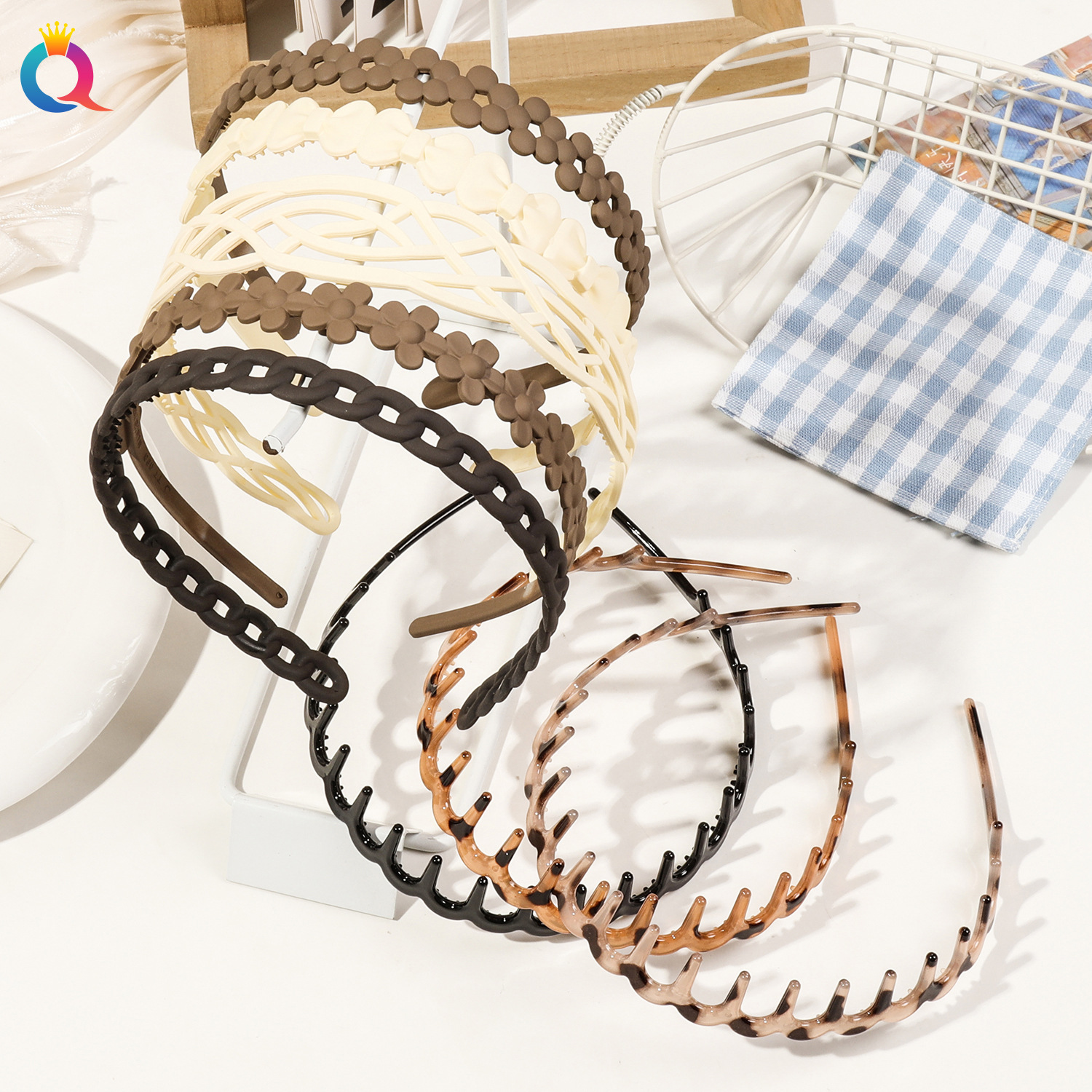 Qiyue Korean version hair band and hair accessory solid color wavy twist narrow edge resin headband, simple and versatile hair tie headaccessory for women Application Scenario