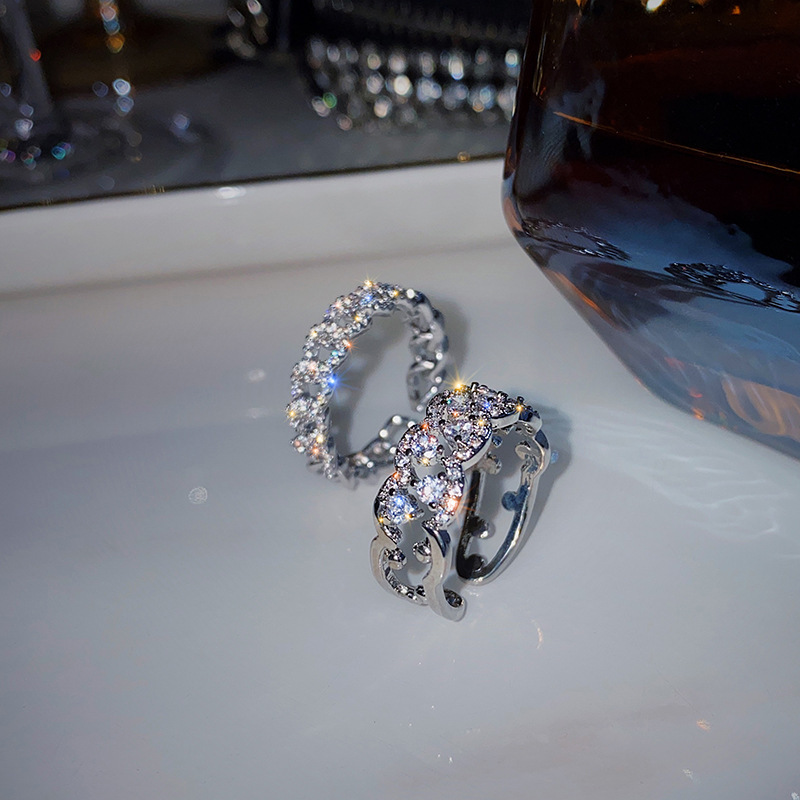 The ring is a trendy, cool, high-end, light luxury and niche design for women on Instagram. It is a fashionable and individualistic ring with sparkling diamonds and an open mouth Specification drawing
