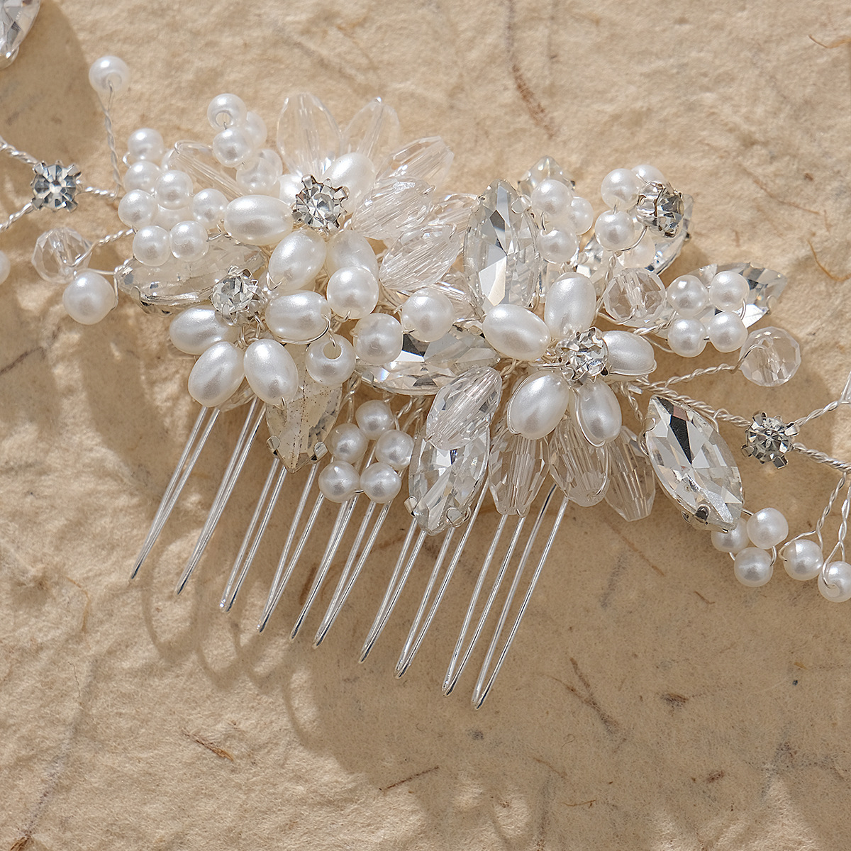 Bridal accessories, photo studio photo accessories, ancient costumes, Hanfu, updo, headwear, new European and American hair combs, handcrafted pearl combs Application Scenario