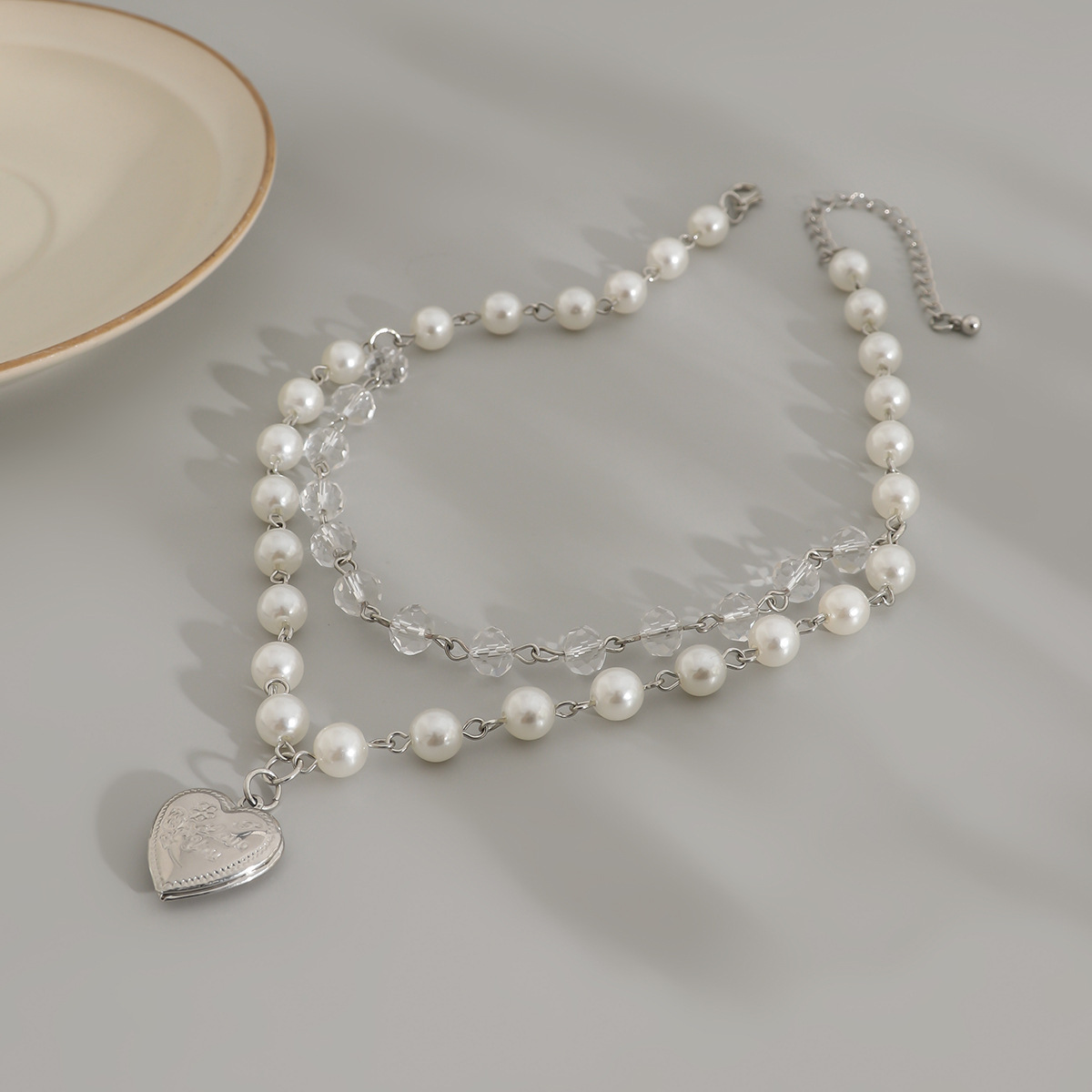 European and American cross-border jewelry, cold style pearl beaded collarbone chain design sense, heart-shaped alloy pendant necklace with multiple layers Application Scenario
