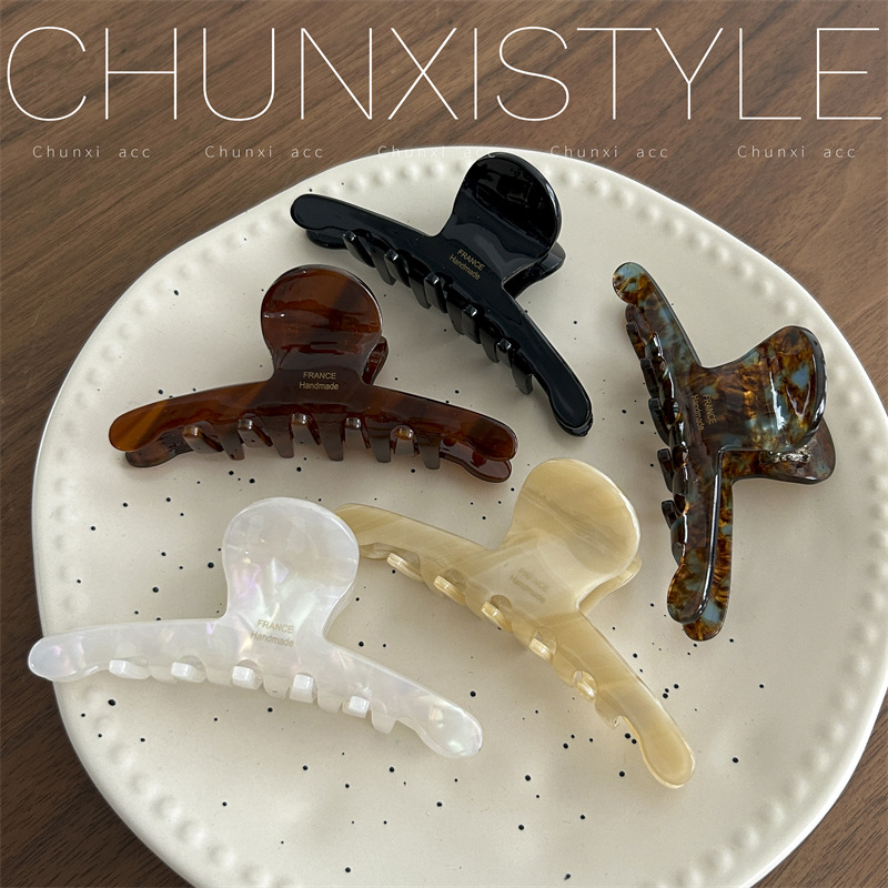 Sour hair clips for women exude a sense of sophistication. The back of the head is a wavy shark clip, a popular Korean hairpin accessory details Picture