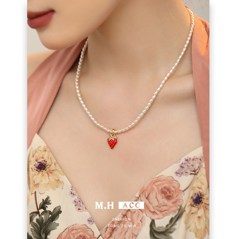 A fresh and delicate strawberry pearl zircon necklace, a sweet and creamy girl style collarbone chain, an ins high-end and niche accessory full figure