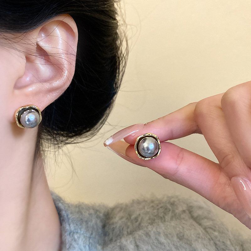 French retro grey pearl stud earrings for women, with a light luxury and niche design sense, versatile and trendy internet-famous earrings and earrings wholesale details Picture
