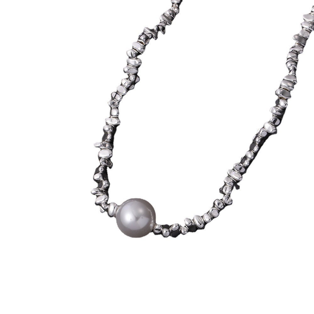 This irregular pearl necklace with black gallstone and broken silver features a geometric design and a stylish collarbone chain. It is elegant, simple and fashionable Item Picture