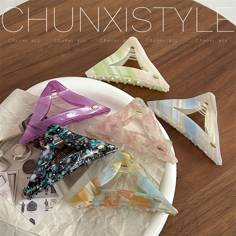 Retro acetate triangular hair clips, large grabbers, simple back head shark clips, updo hair grips, and niche hairpin headwear full figure