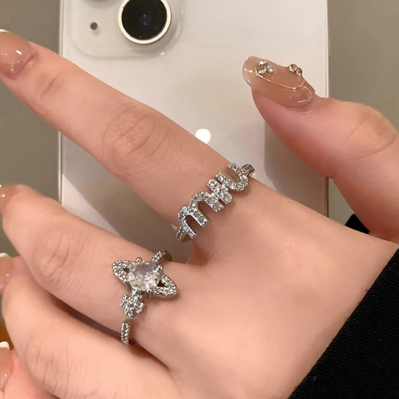 The Saturn Zircon open ring of the Empress Dowager of the West, a light luxury and high-end women's niche index finger ring, a fashionable and individual temperament ring full figure