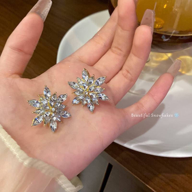 S925 Silver Needle Korean new Super shiny and exquisite full-diamond snowflake earrings, a cold and aloof style with exaggerated geometric stud earrings Specification drawing