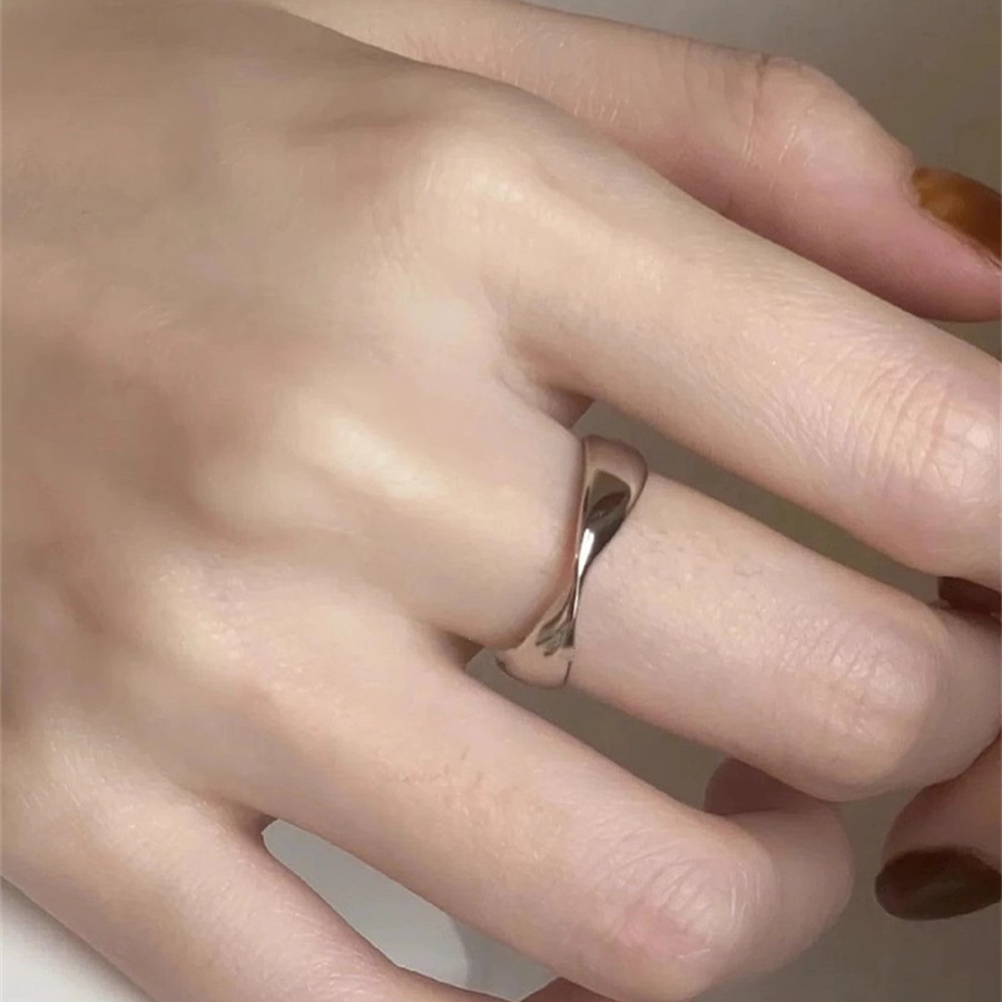 s925 sterling silver Mobius plain ring, minimalist and cold style for women, niche design, high-end open ring trend full figure