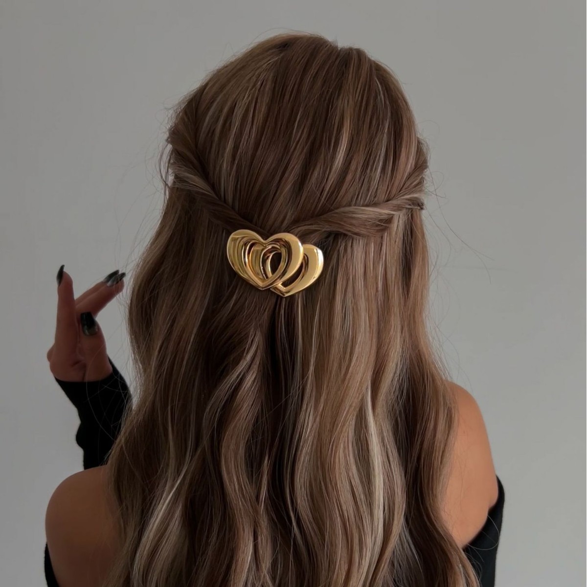 European and American cross-border hair accessories, simple yet luxurious heart-shaped braided hair clips, alloy electroplated high-end hair clips wholesale Application Scenario
