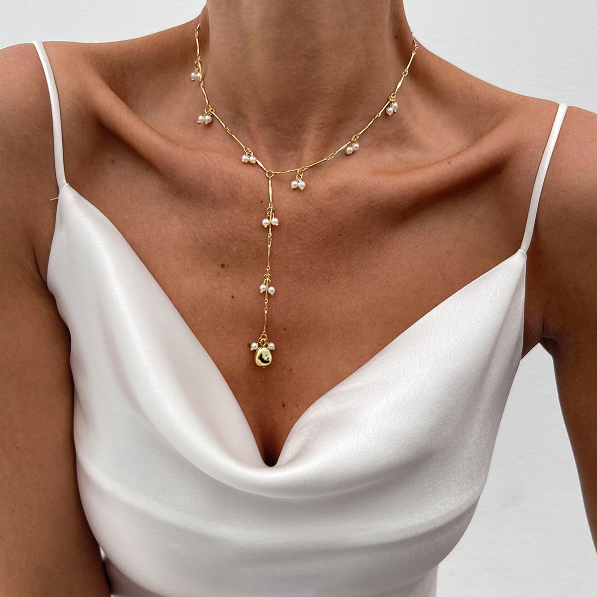 European and American cross-border jewelry, French elegance pearl beaded necklace, fashionable tassel bone chain, metal collarbone chain details Picture