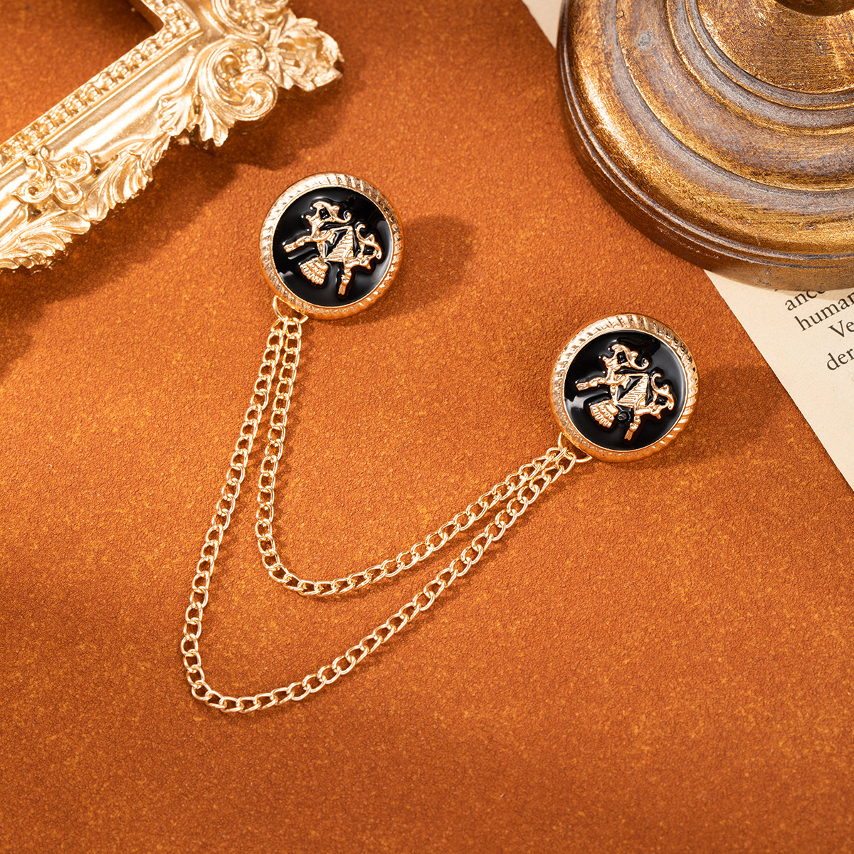 European and American light luxury high-end, British style brooch, retro metal chain, button-down buttons, niche, simple and fashionable chest accessory Specification drawing