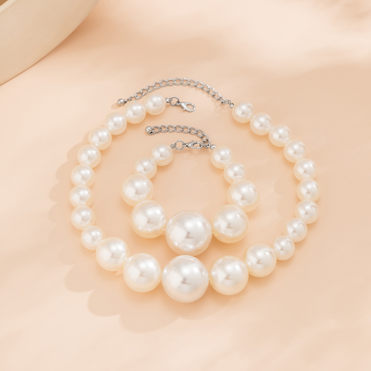 European and American cross-border jewelry, cold style retro beaded chain necklace, ethnic imitation pearl niche design necklace Application Scenario