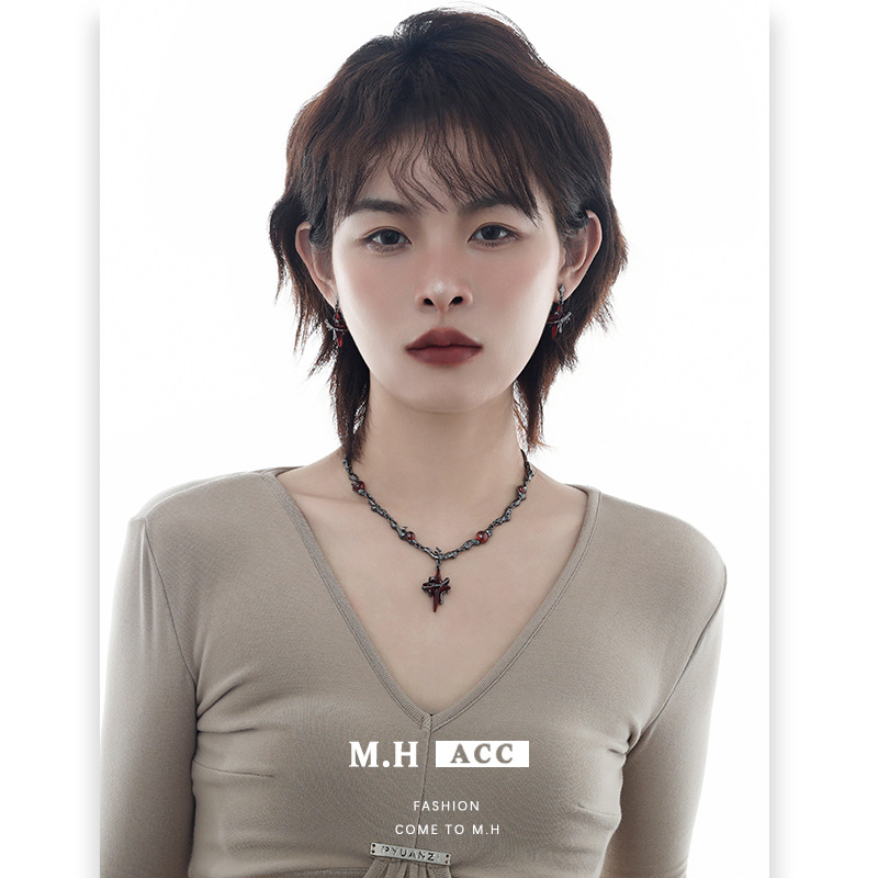 The Instags-style niche black four-pointed star necklace is versatile and high-end for women. It's an original, personalized and light luxury collarbone chain trend for 2024 full figure