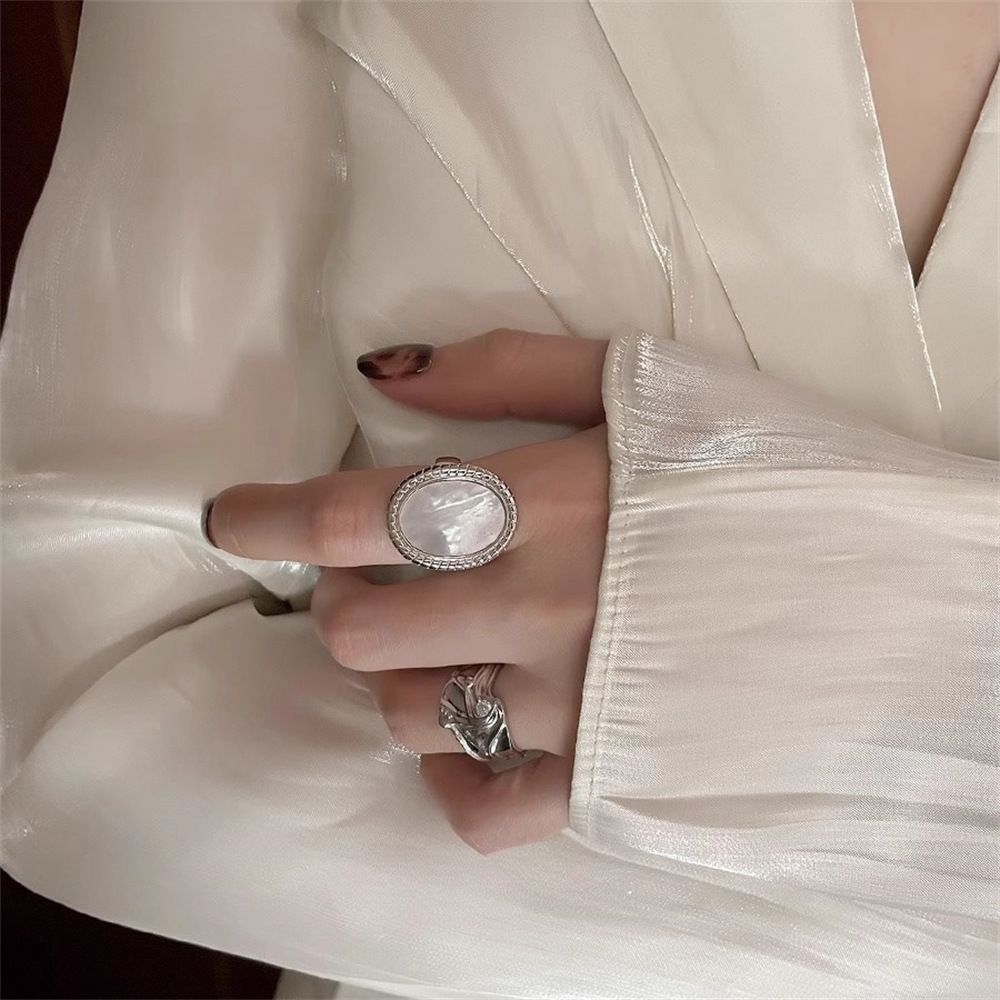 A natural white mother-of-pearl ring from Europe and America, a niche design for women's index finger rings on Instagram. It's a light luxury, high-end, fashionable and personalized ring Application Scenario