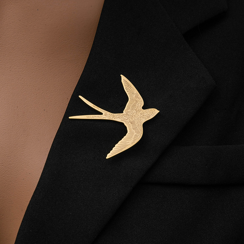 A matte swallow brooch with a retro European and American style, simple yet elegant brooch, and a creative accessory for a suit jacket Application Scenario