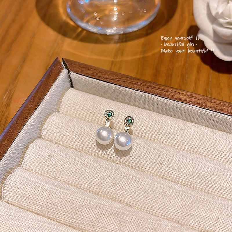 S925 silver needle, delicate and small pearl stud earrings, a cold and elegant style for women, fashionable and high-end green zircon earrings and earrings Specification drawing